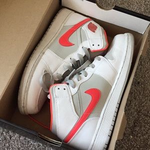 GIRLS JORDAN 1 white/bright crimson/grey